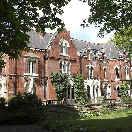 Cliff Lawn Hotel Лийдс Екстериор снимка