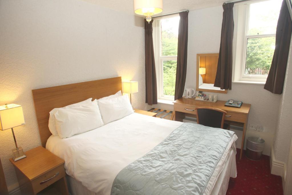 Cliff Lawn Hotel Лийдс Стая снимка
