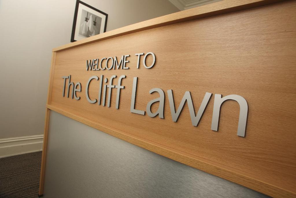 Cliff Lawn Hotel Лийдс Екстериор снимка
