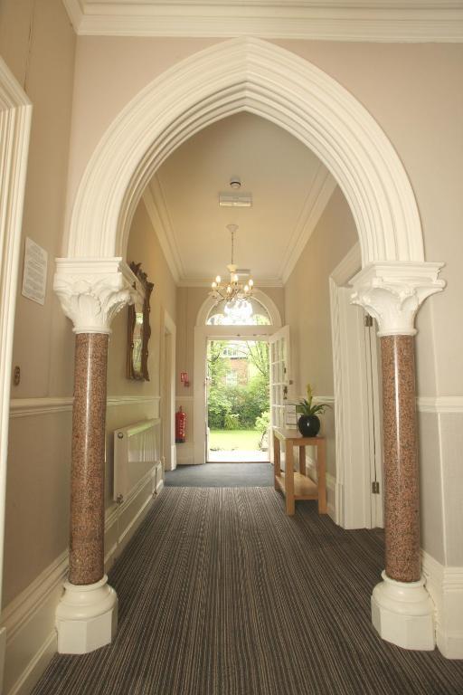 Cliff Lawn Hotel Лийдс Екстериор снимка