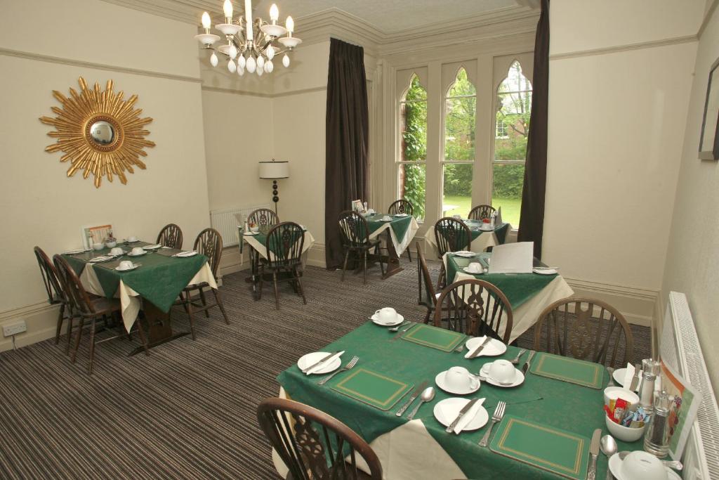 Cliff Lawn Hotel Лийдс Екстериор снимка